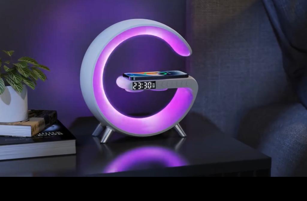 LAMPA SMART CU LED RGB SI INCARCARE PRIN WIRELESS